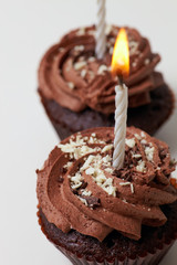 Celebrete with cupcakes e