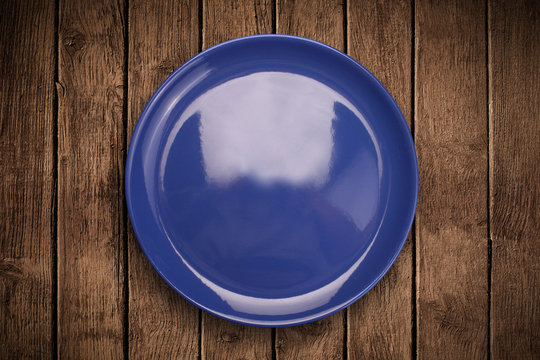 Colorful empty plate on grungy background table