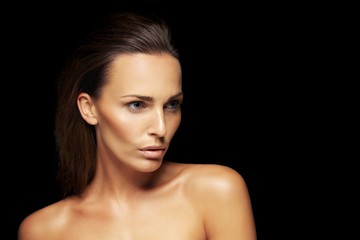 Obraz premium Stunning young brunette looking away at copyspace