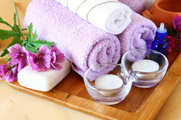 Obraz na płótnie Canvas Spa i wellness ustawienie z naturalnego mydła, świece i ręcznik