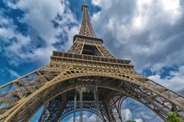 Fototapeta na wymiar The Eiffel Tower from below