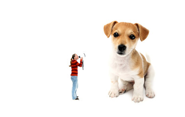 Frau schreit ihren Hund mit Megafon an