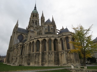 Fototapeta na wymiar Calvados - Bayeux - Cathédrale Notre-Dame sous la pluie