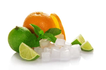 Fotobehang Rijpe sinaasappel, groene limoen en munt © laboko