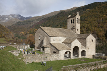 Fototapeta na wymiar Krajobrazu w Pyrenees Hiszpania z kościoła San Miguel
