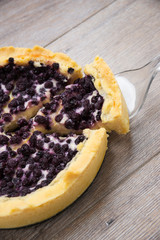Blaubeertorte auf Holztisch