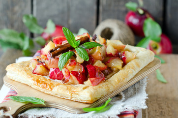 Apple tart with cinnamon