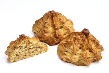 Mandelmakronen isoliert auf weißem Hintergrund