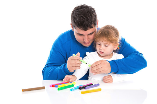 Familie: Vater mit Tochter kreativ - isoliert auf wei&szlig;