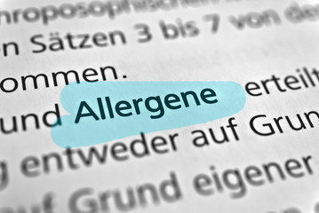 Allergene - Arzneimittelgesetz Text blau markiert - obrazy, fototapety, plakaty