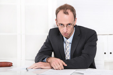 Mann mit Stress sitzend im Büro - enttäuschter Manager
