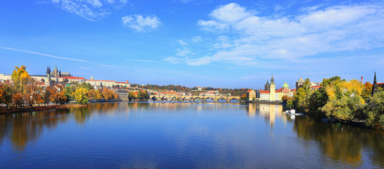 Obraz premium Panoramic autumn Prague with gothic Castle and Charles Bridge
