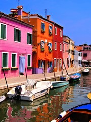 Fototapeta na wymiar Vibrantly malowane domy Burano, Wenecja, Włochy