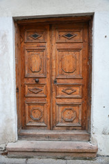 Fototapeta na wymiar Zabytkowe drewniane drzwi w Tallinie