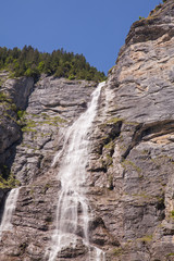 Fototapeta na wymiar Wodospad w Alpach szwajcarskich