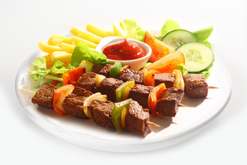 Beef and pepper kebabs with salad