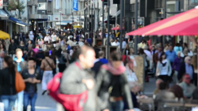 Menschen in Einkaufstra&szlig;e