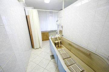 Cabinet to carrying out a hydrotherapy with bath