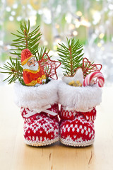 Kleine Stiefel mit Geschenken zu Weihnachten