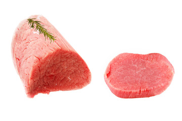 morceau de viande crue de veau sur fond blanc