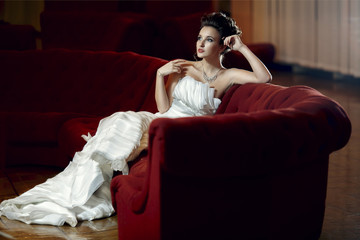 Obraz premium Beautiful girl in wedding dress