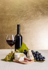 Tuinposter Red wine with cheese and blue grape snack © Szasz-Fabian Jozsef