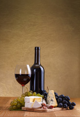 Red wine with cheese and blue grape snack