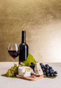 Red wine with cheese and blue grape snack