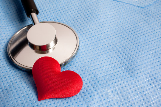 cuore e stetoscopio