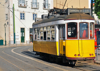 Naklejka na ściany i meble Lizbona żółty tramwaj