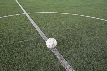 Obraz premium Soccer ball at kickoff on fake soccer field