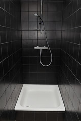douche carrelée noire avec receveur blanc