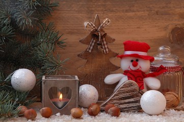 Fototapeta na wymiar Weihnachtsdekoration mit Schneemann im Kerzenschein