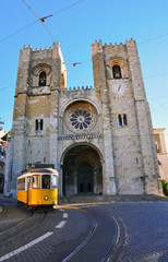 Naklejka na ściany i meble Lizbona tramwaj w Se Cathedral