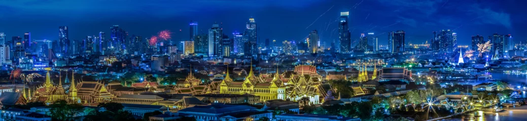 Foto op Plexiglas Grand palace at twilight in Bangkok between Loykratong festival © anekoho