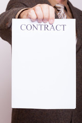 Obraz premium Businessman holding blank paper with sign contract