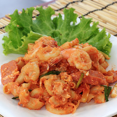 Macaroni fried with shrimps