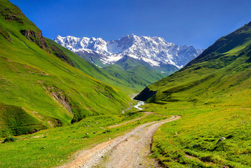 Fototapeta na wymiar Główny grzbiet kaukaskich, Szchara górskim.