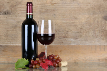 Rotwein in Weinflasche und Weinglas