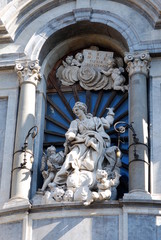 Fototapeta na wymiar Figura św Agaty w fasadzie katedry w Katanii