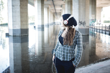 Obraz premium beautiful young blonde hipster woman listening music