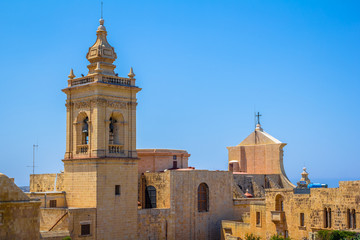 Fototapeta na wymiar Widok z boku katedry Gozo, Katedra Wniebowzięcia NMP