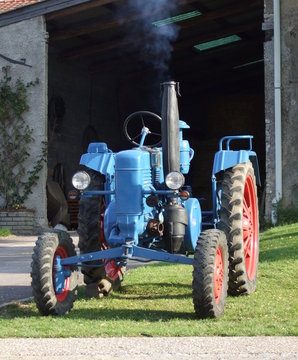 Alter Traktor in Betrieb