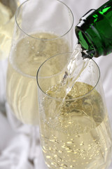 Sekt eingießen in ein Sektglas zum Geburtstag oder Silvester