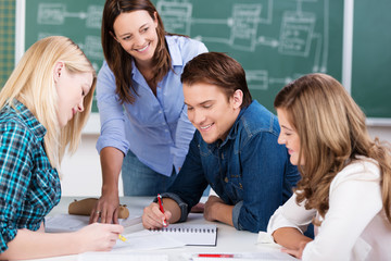 schüler bei einer gruppenarbeit im unterricht