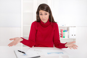 Frau hat Probleme in der Arbeit: Überfordert und gestresst