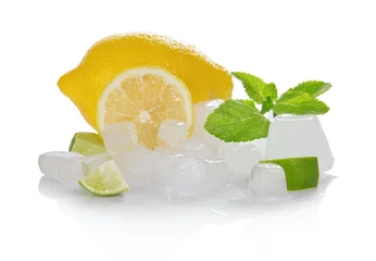 Foto op Plexiglas Citroen, schijfjes sappige limoen, munt en het ijs © laboko