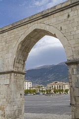 Fototapeta na wymiar Mit Aquädukt Piazza Garibaldi;