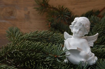 Weihnachtsengel mit Tannenzweigen