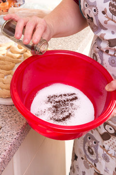 Zimt- Zucker Zutaten für Glasur mischen